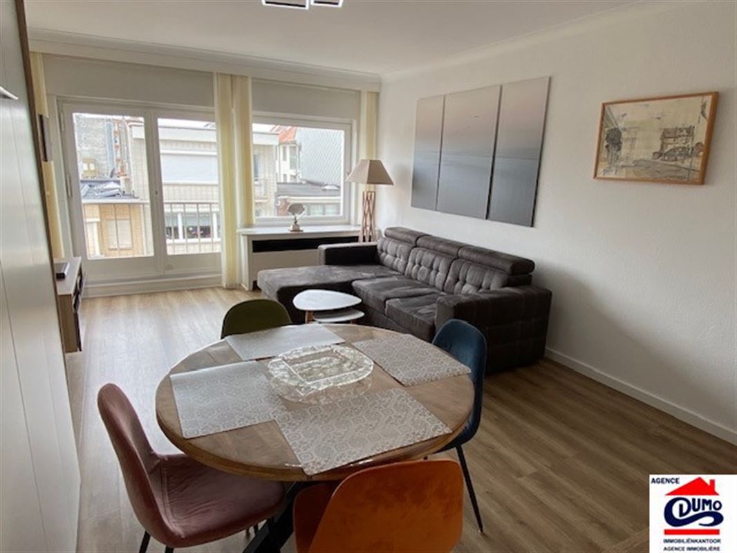 Ruime modern gemeubelde studio met lateraal zeezicht