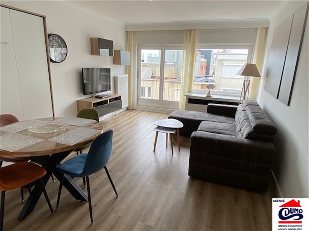 Ruime modern gemeubelde studio met lateraal zeezicht