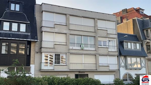 Gemeubelde studio met open zicht op de voormalige padelpleinen