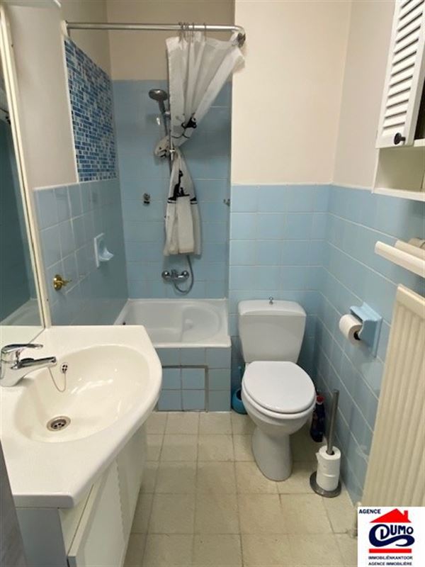 Ruime modern gemeubelde studio met lateraal zeezicht