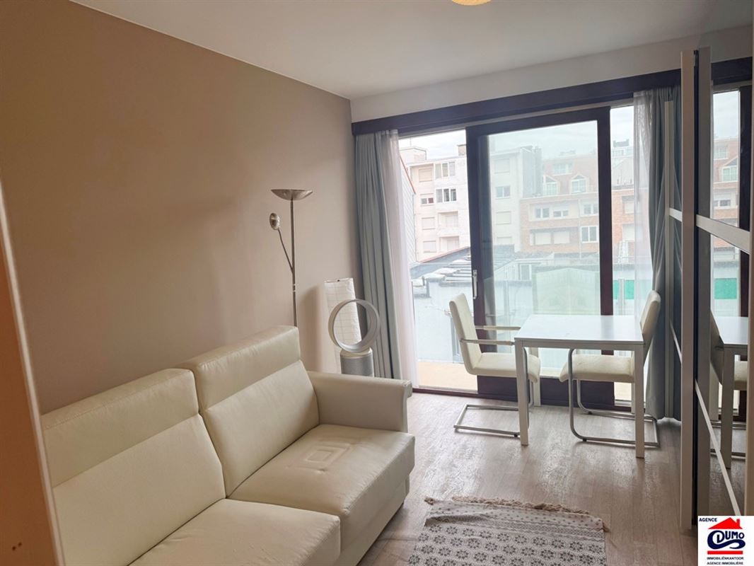 Gemeubelde studio met kelderberging