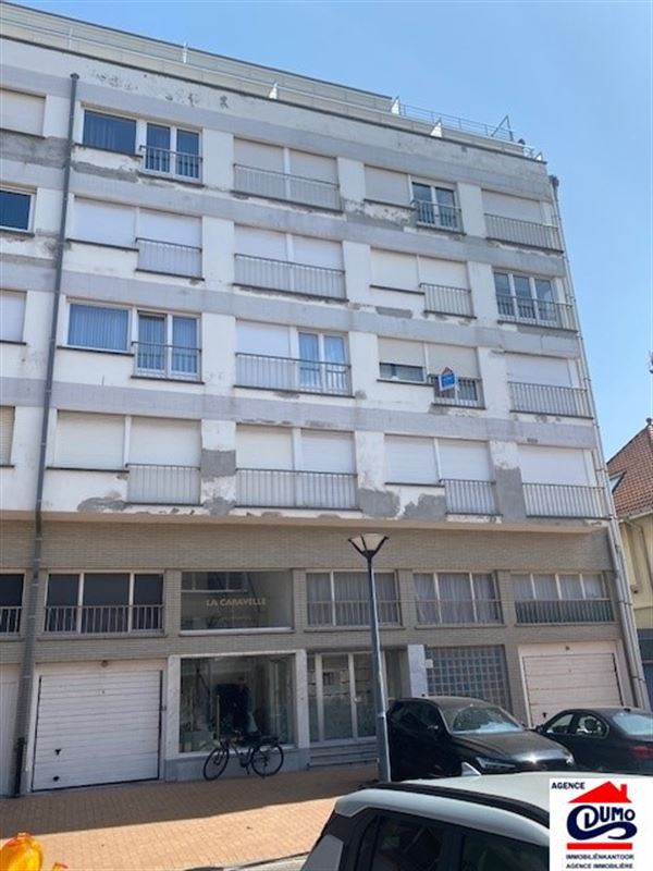 Ruime modern gemeubelde studio met lateraal zeezicht