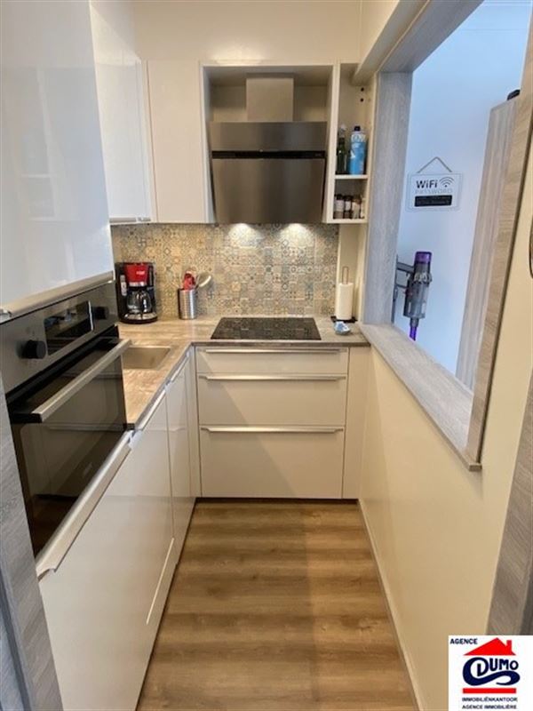 Ruime modern gemeubelde studio met lateraal zeezicht