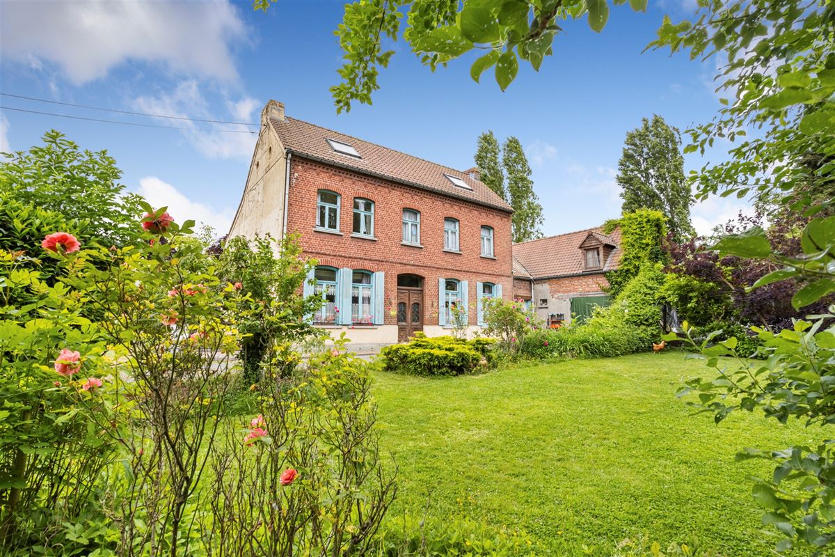 très vaste maison de caractère à rénover avec garage et ateliers