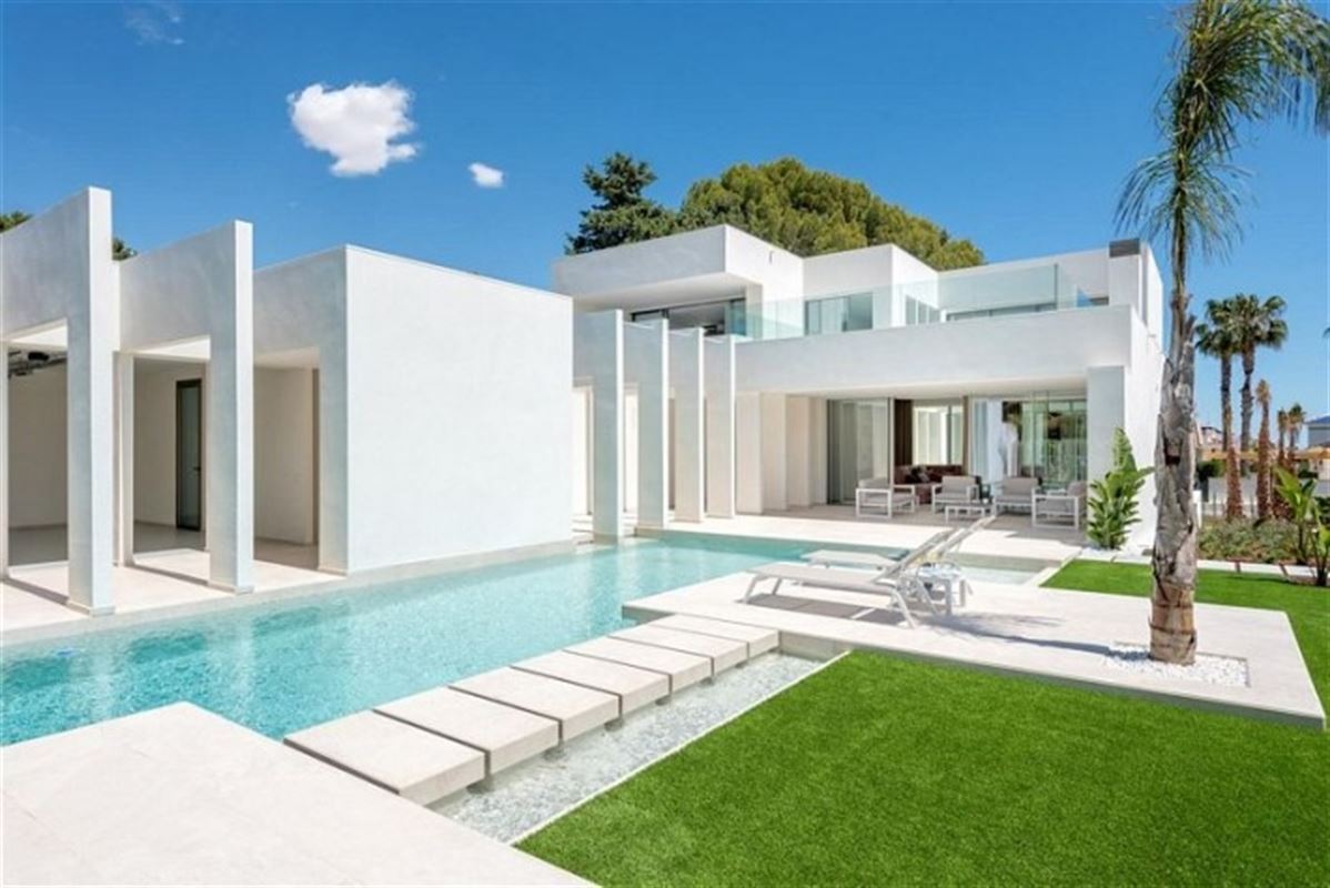 Image 2 : Villa à  LA ZENIA (Espagne) - Prix 1.590.000 €