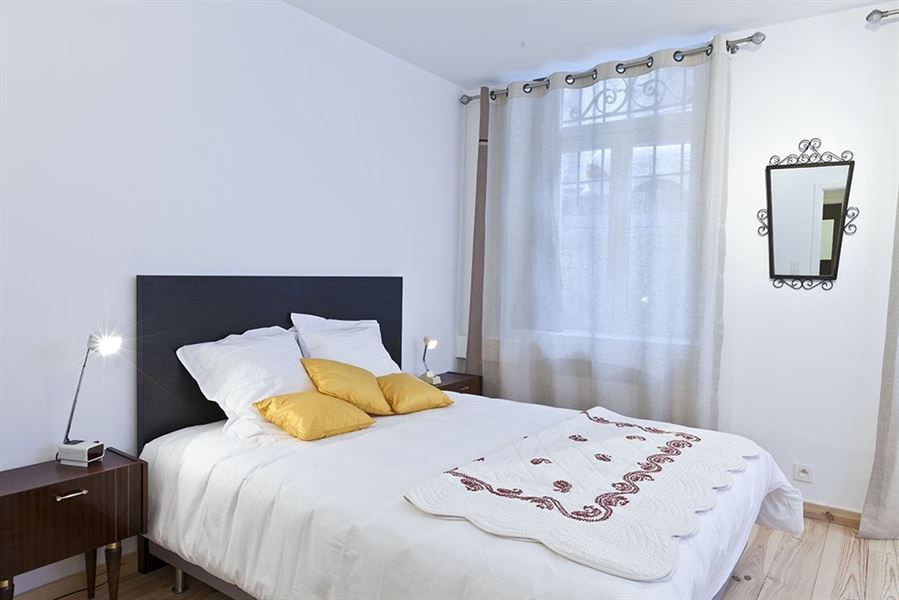 Designer furnished apartment in perfect condition