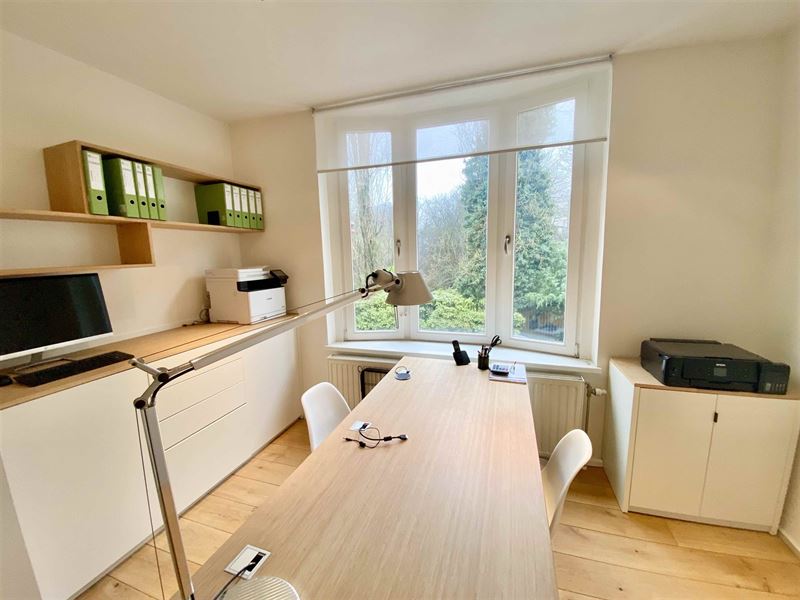 Bureau meublé tot renové en face du Parc Tenbosch