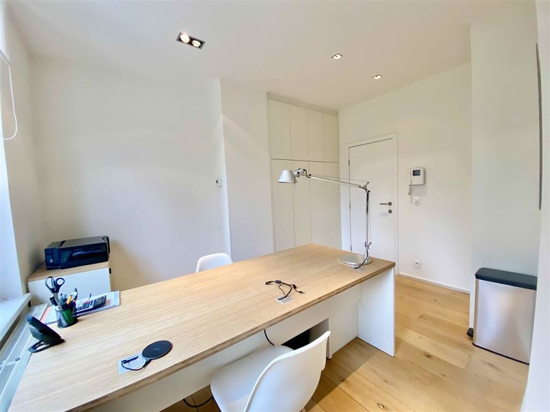 Bureau meublé tot renové en face du Parc Tenbosch