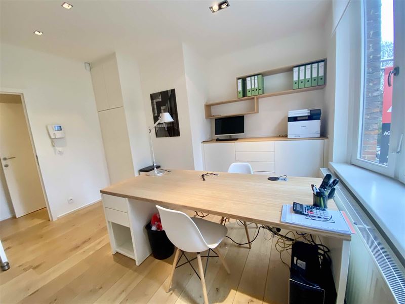 Bureau meublé tot renové en face du Parc Tenbosch