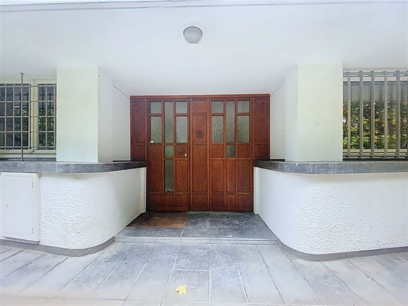 3-sided villa in a quiet neighborhood