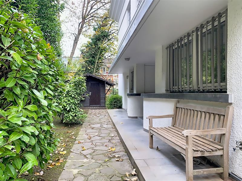 3-sided villa in a quiet neighborhood