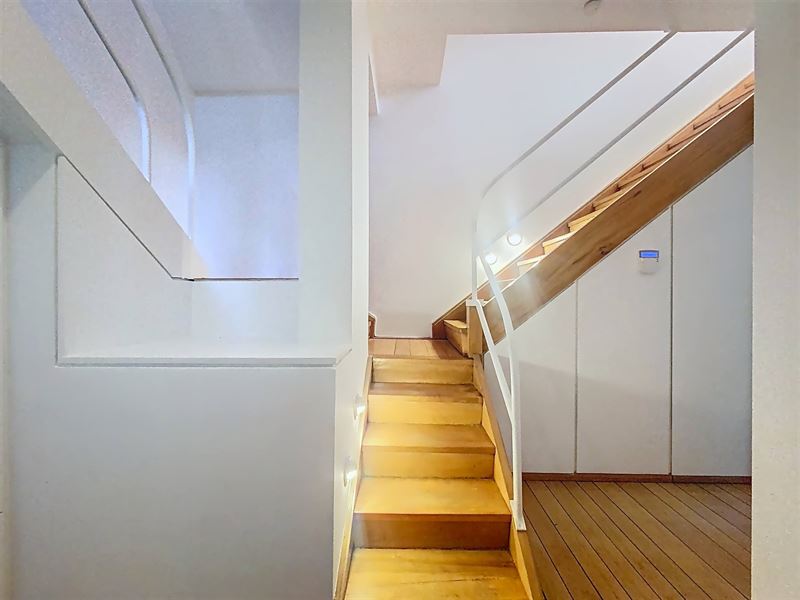 3-sided villa in a quiet neighborhood