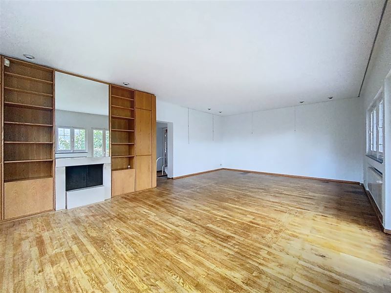 3-sided villa in a quiet neighborhood