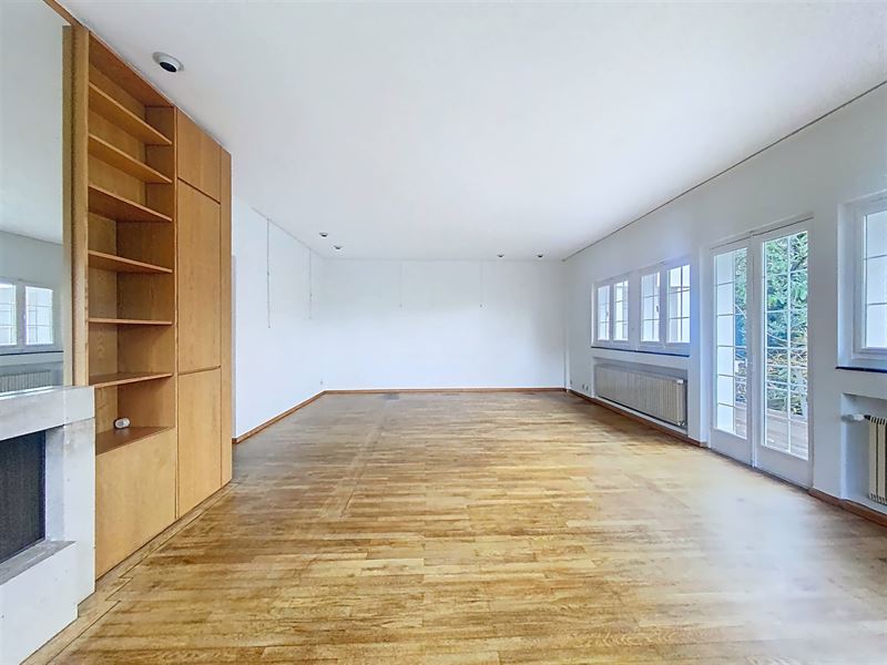 3-sided villa in a quiet neighborhood