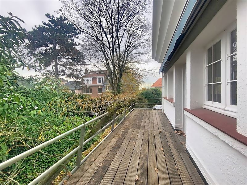 3-sided villa in a quiet neighborhood