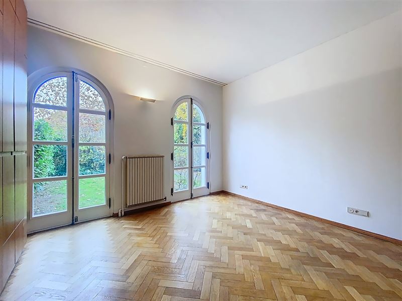 3-sided villa in a quiet neighborhood