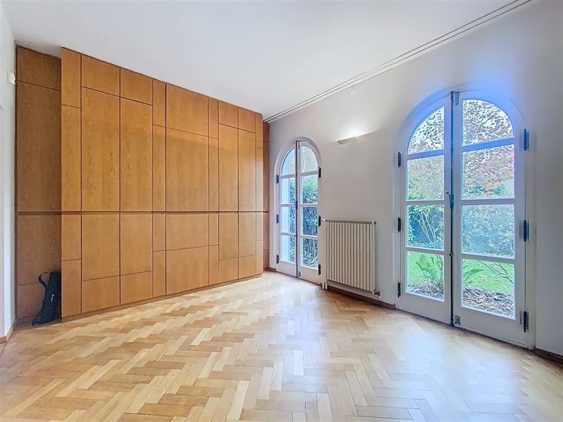 3-sided villa in a quiet neighborhood