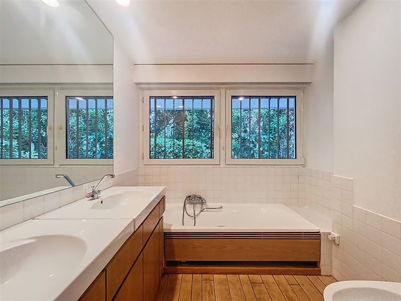 3-sided villa in a quiet neighborhood