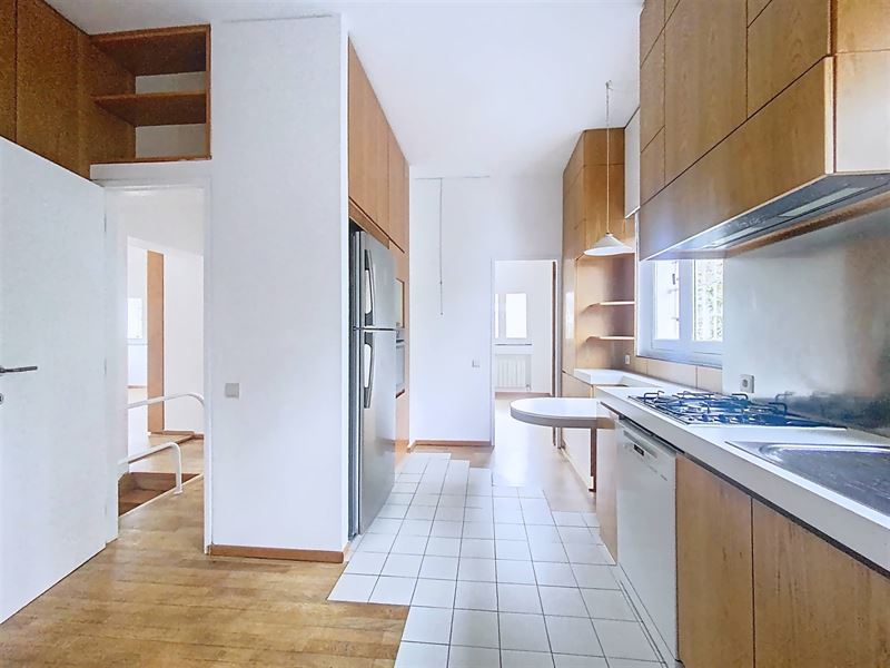 3-sided villa in a quiet neighborhood