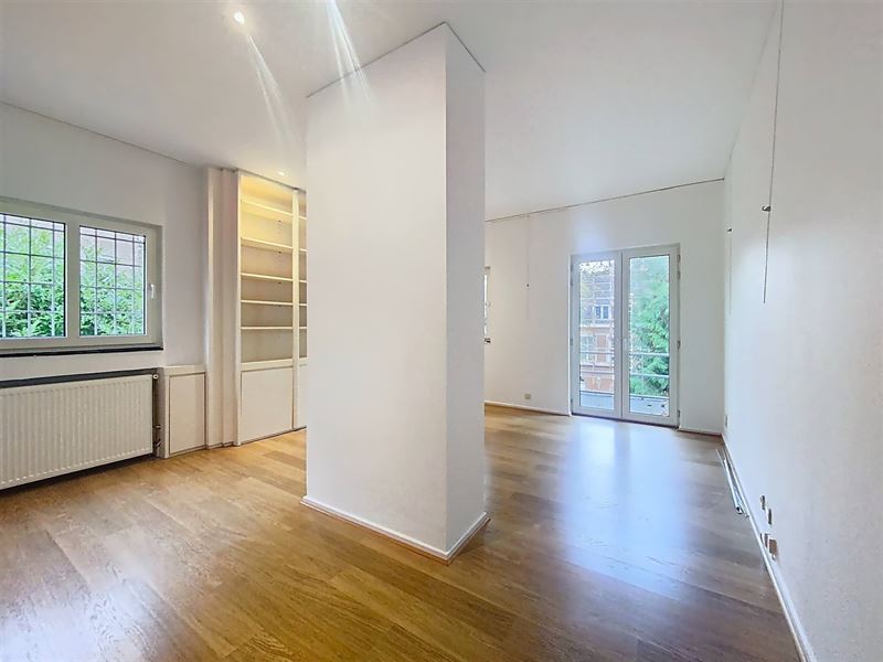 3-sided villa in a quiet neighborhood