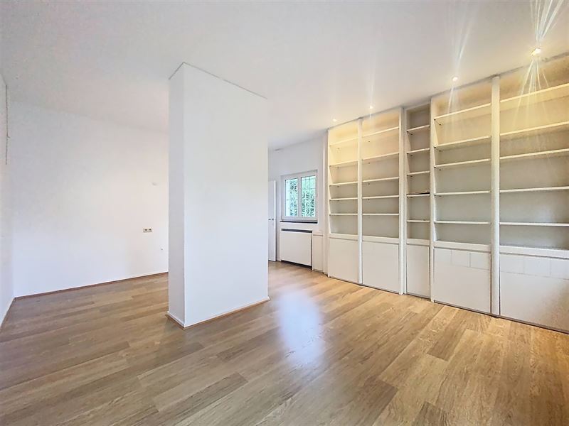 3-sided villa in a quiet neighborhood