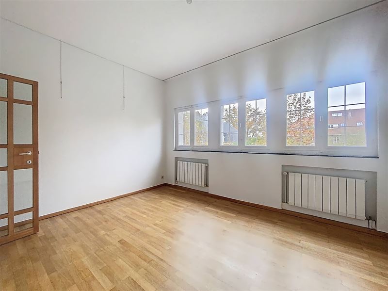 3-sided villa in a quiet neighborhood