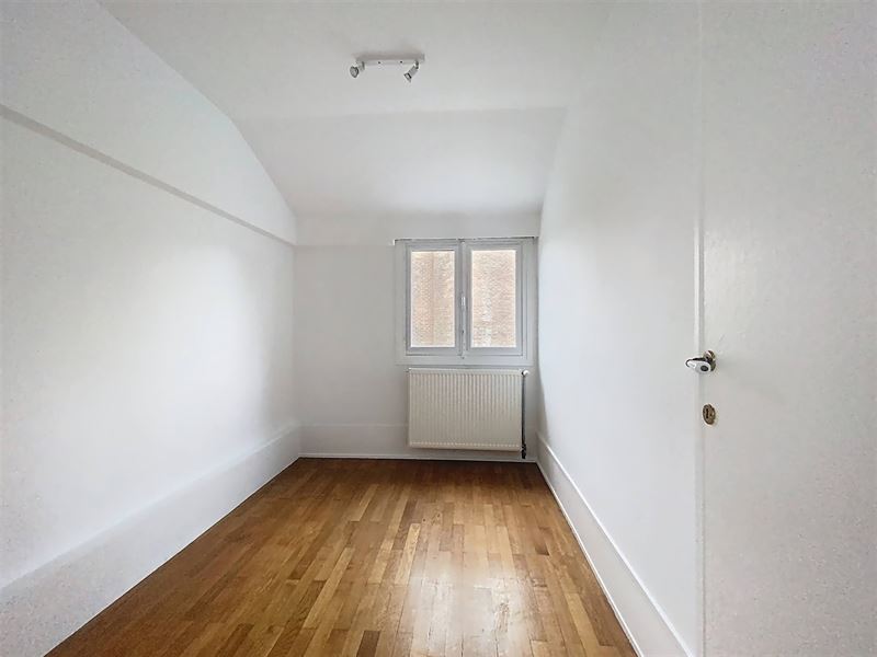 3-sided villa in a quiet neighborhood