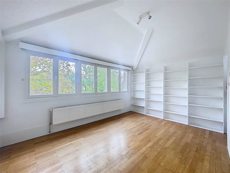 3-sided villa in a quiet neighborhood