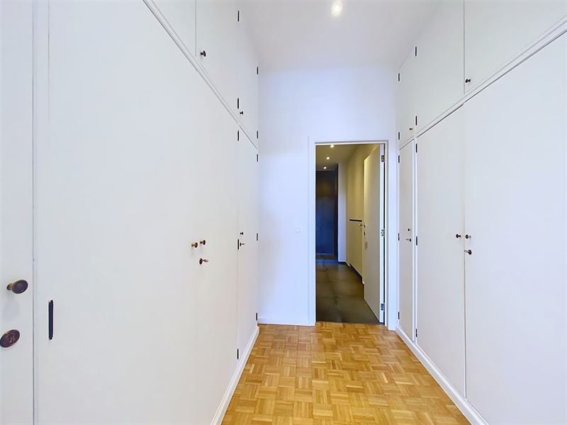 Louise nabij het Terkamerenbos. Prachtig klasse appartement volledig gerenoveerd in een hedendaagse stijl.