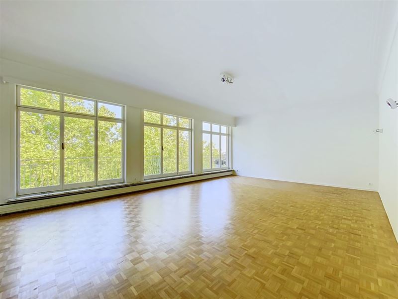 Louise nabij het Terkamerenbos. Prachtig klasse appartement volledig gerenoveerd in een hedendaagse stijl.