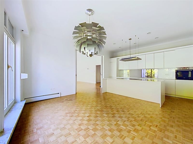 Louise nabij het Terkamerenbos. Prachtig klasse appartement volledig gerenoveerd in een hedendaagse stijl.