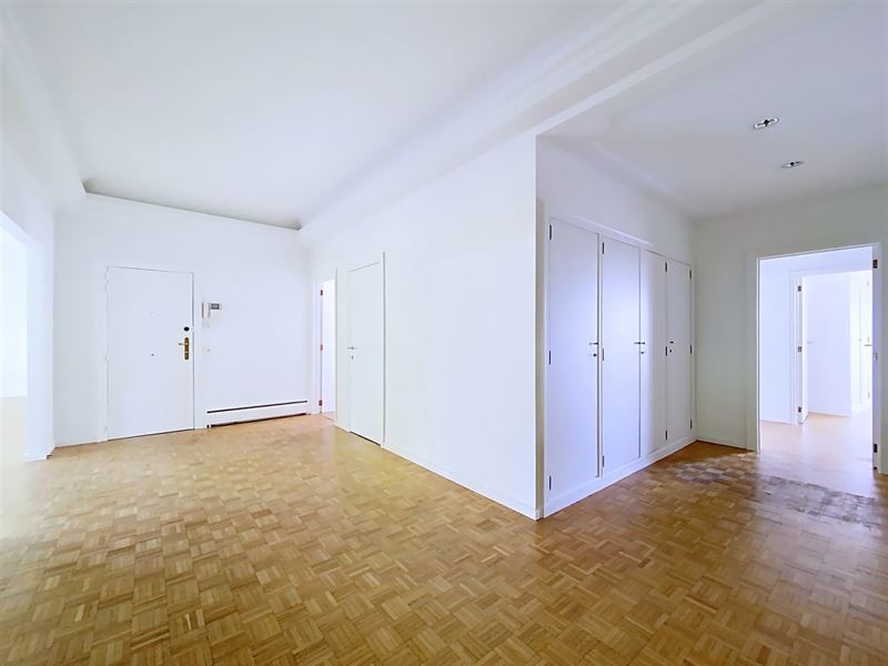 Louise nabij het Terkamerenbos. Prachtig klasse appartement volledig gerenoveerd in een hedendaagse stijl.