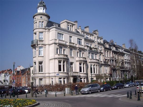 Gerenoveerd ongemeubeld duplex vlakbij de Elsene vijvers