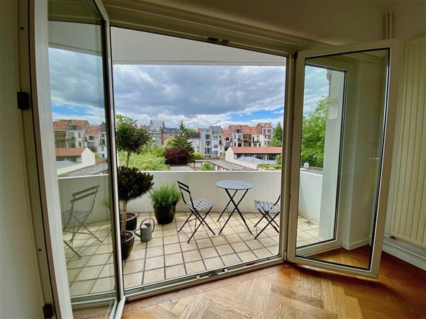 Apartment with terrace close from place Brugmann