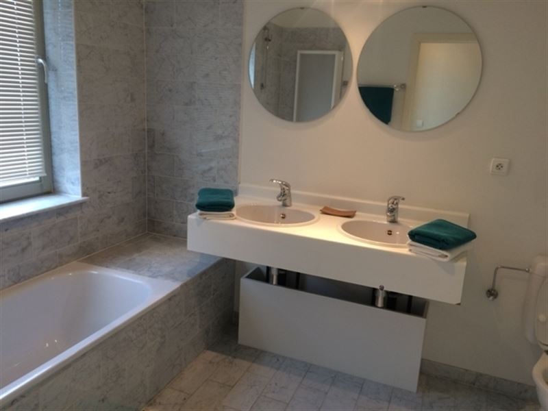 Gemeubeld modern appartement nabij EU