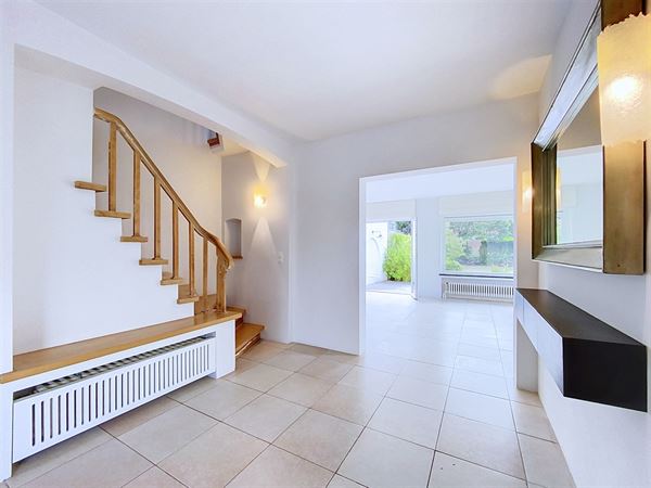 Very beautiful bright semi detached villa with garden
