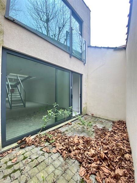 Licht 132m2 duplex in achterhuis 