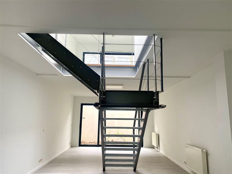 Licht 132m2 duplex in achterhuis 