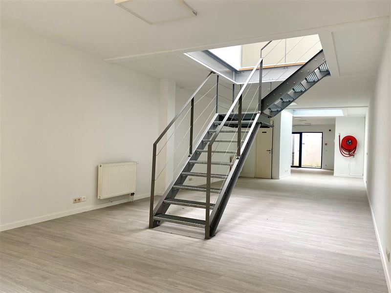 Licht 132m2 duplex in achterhuis 