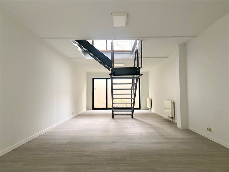 Licht 132m2 duplex in achterhuis 