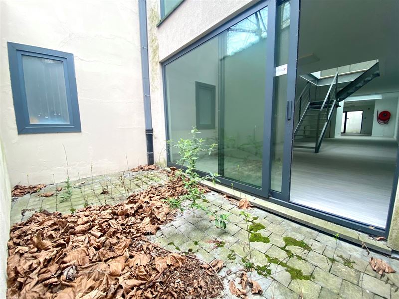 Licht 132m2 duplex in achterhuis 