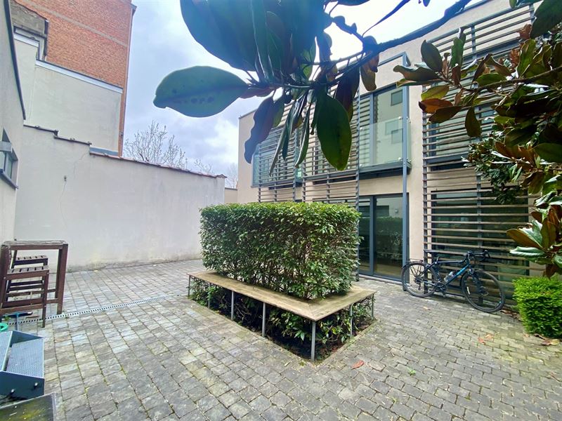 Licht 132m2 duplex in achterhuis 