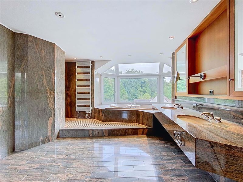 Prince Orange spacious 6 bedroom villa with swimming pool