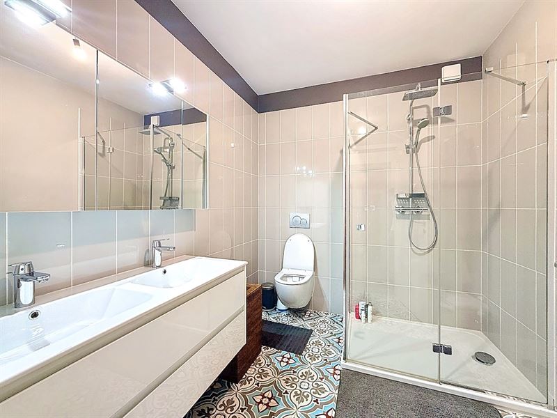 Beautiful renovated modern and bright 3-bedroom apartment