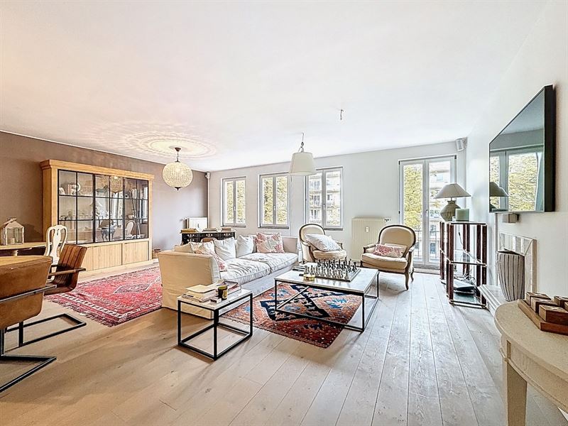 Beautiful renovated modern and bright 3-bedroom apartment