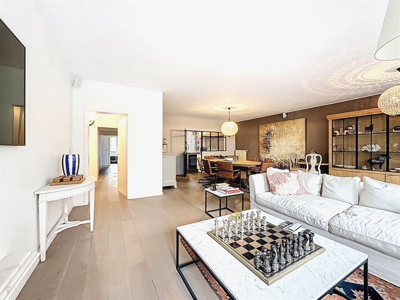 Beautiful renovated modern and bright 3-bedroom apartment
