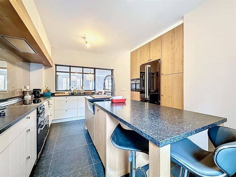 Beautiful renovated modern and bright 3-bedroom apartment
