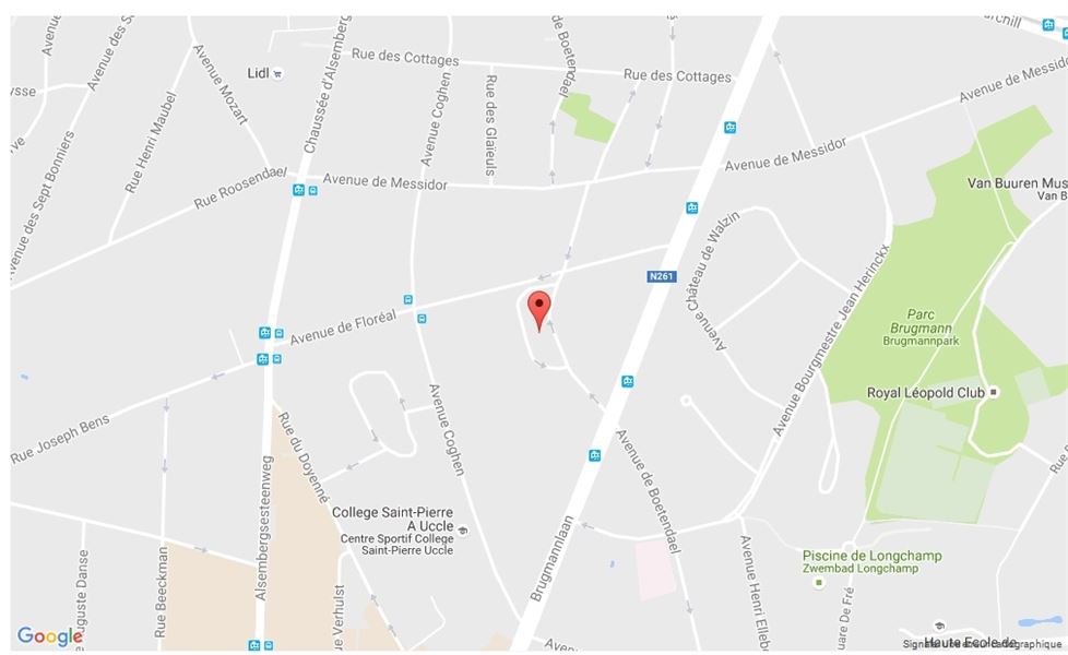 3-sided villa in a quiet neighborhood