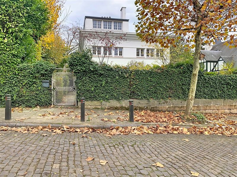 3-sided villa in a quiet neighborhood