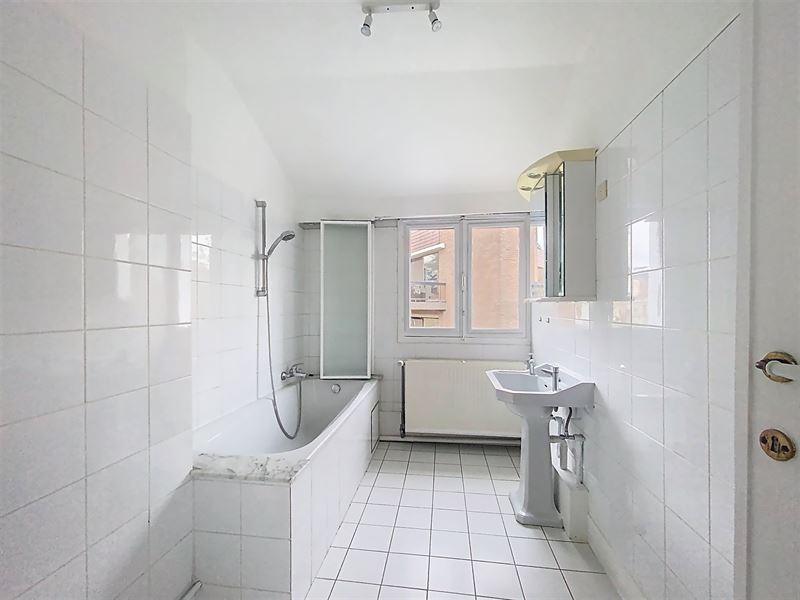 3-sided villa in a quiet neighborhood